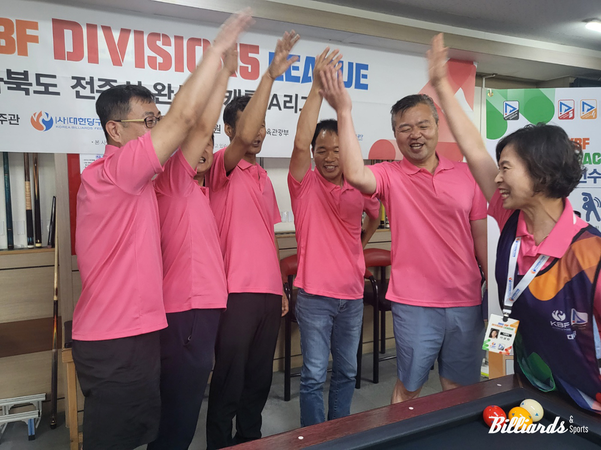 참가자들과 화팅을 외치는 이금란 디렉터(오른쪽)