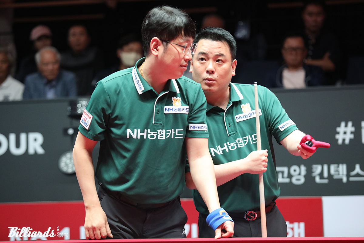 벤치타임아웃을 요청하고 오성욱과 신중하게 상의하는 조재호. 사진=고양/이용휘 기자