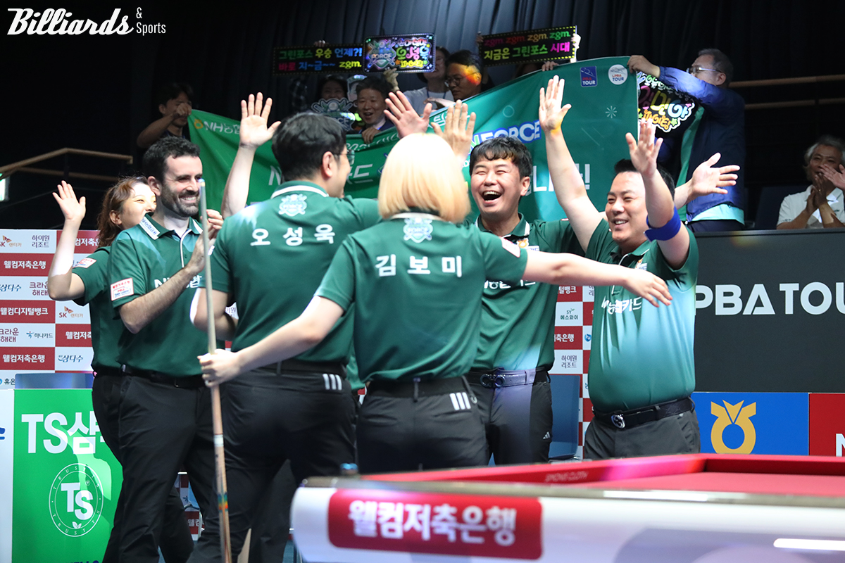 크라운해태와의 마지막 경기에서 4-0으로 승리하고 전승 우승과 8연승이 확정되자 기뻐하는 NH농협카드 선수들.