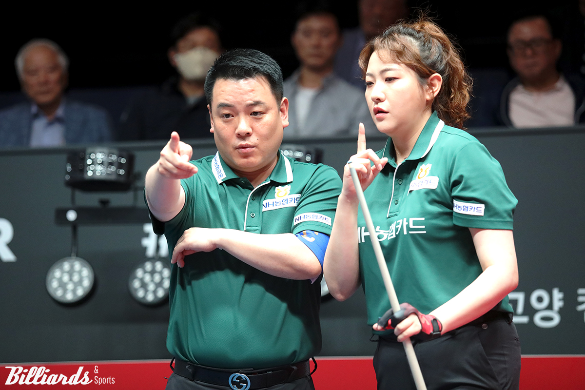 2세트에서 김민아에게 작전을 지시하는 NH농협카드 주장 조재호.