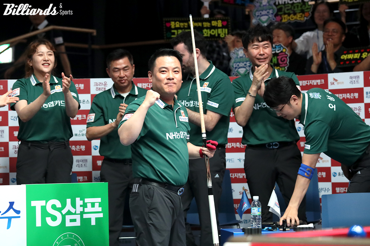 3세트에서 1점차 신승을 거두고 주먹을 불끈 쥔 조재호.