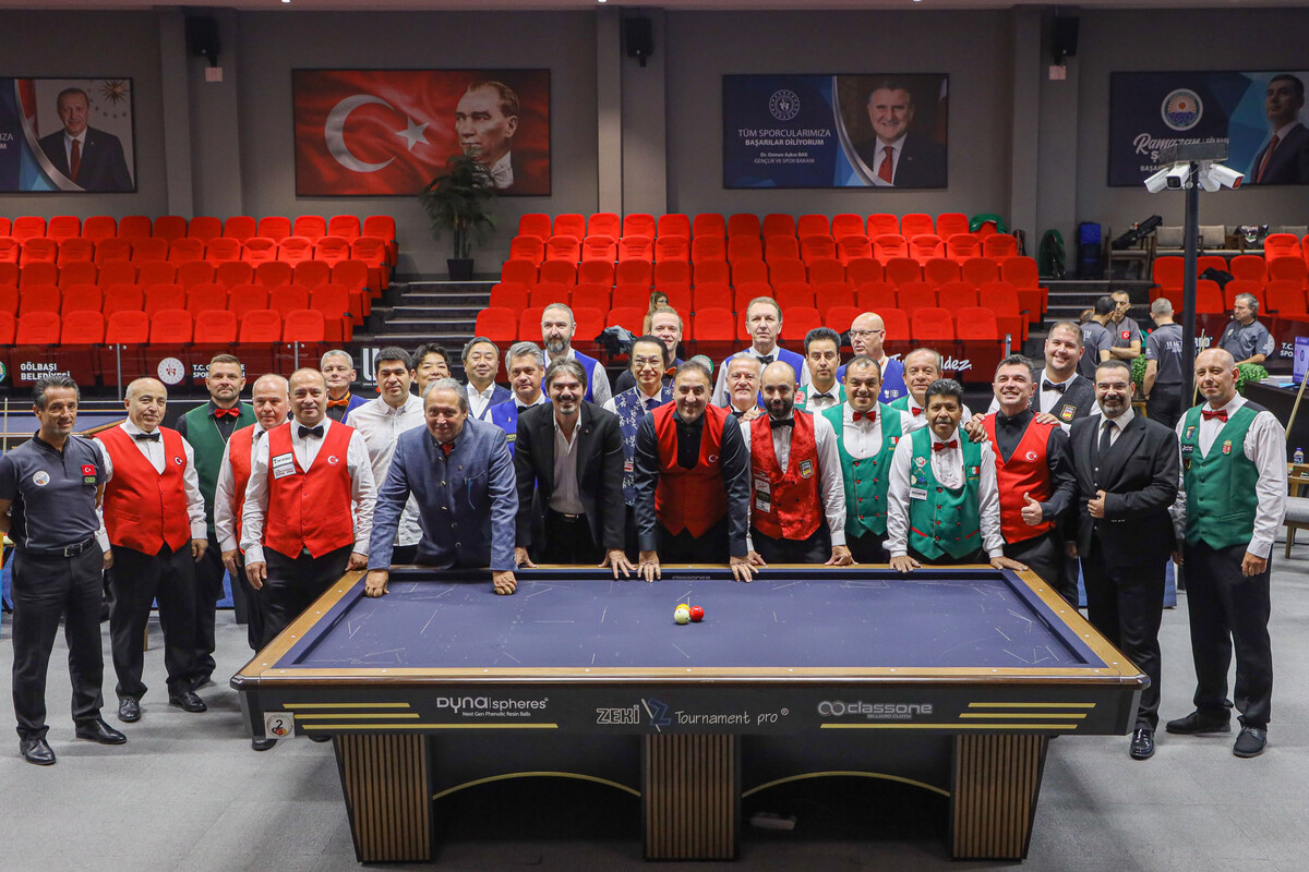 예술구 세계선수권에 출전한 선수 및 대회 관계자들. 아프리카TV는 3쿠션 세계선수권 남자부, 여자부, 22세 이하 주니어부에 이어 예술구 종목까지 20일 동안 생중계했다.