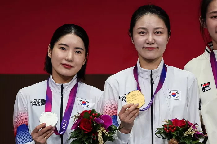 여자 펜싱 에페 금메달 최인정(오른쪽)과 은메달 송세라(왼쪽). 연합뉴스