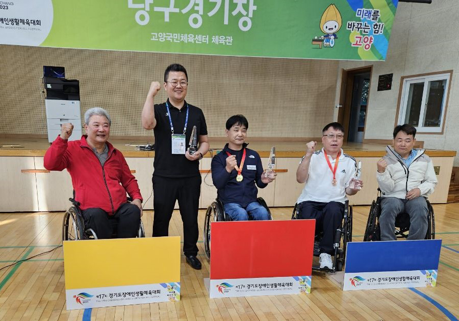 우승을 차지한 양주시의 김성우, 이성용, 이희남, 김재영. 맨 왼쪽은 시상자 경기도장애인당구연맹 이재관 전무. 사진=경기도장애인당구연맹 제공