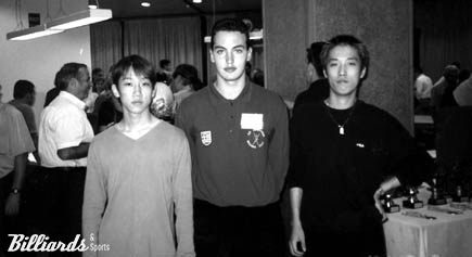 본지에 2001년 10월호에 보도된 제1회 주니어 세계선수권 사진. 왼쪽부터 한국의 신승수, 초대 챔피언 카시도코스타스, 박인수.  사진=빌리어즈앤스포츠 DB