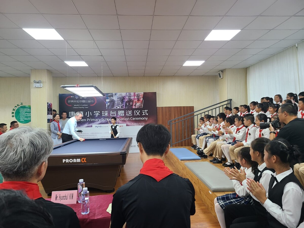 초등학생들에게 3쿠션을 시연하는 야스퍼스. 사진=딕 야스퍼스 제공