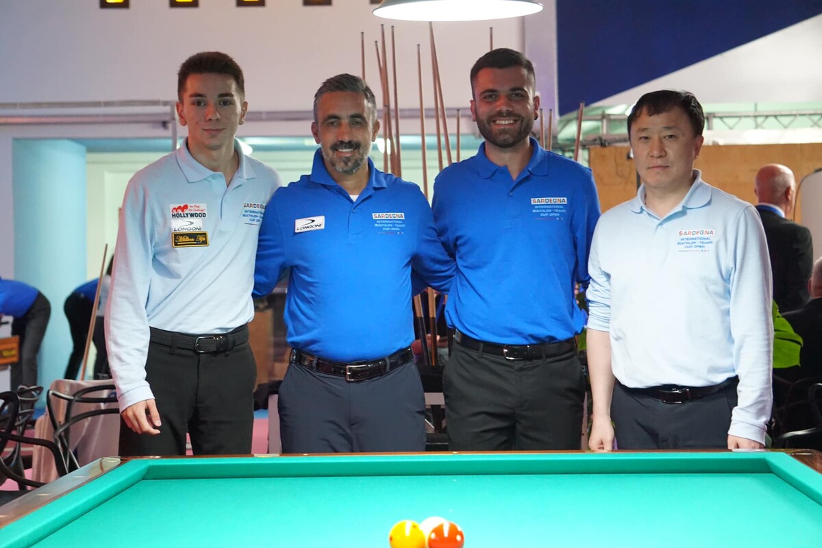 16강에서 '전 주니어 세계챔피언' 부라크 하샤쉬(튀르키예)를 누르고 8강에 진출한 한국의 김동룡(서울·사진 맨 오른쪽).