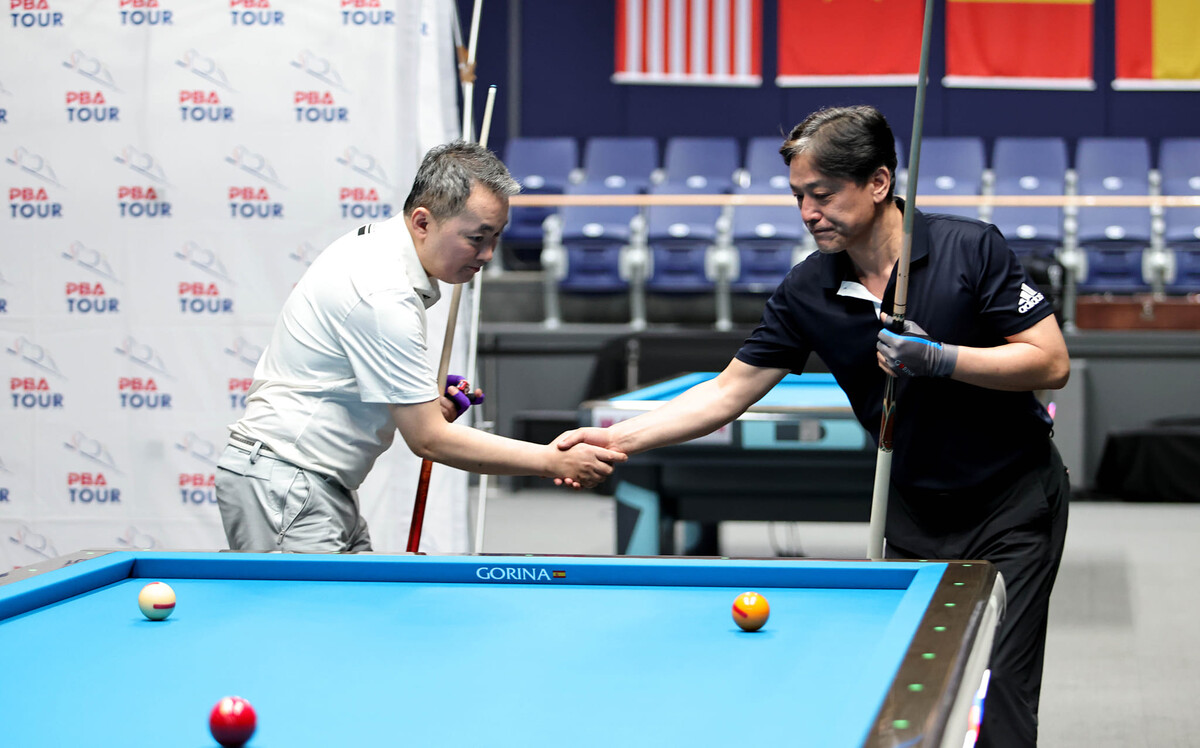 결승 시작에 앞서 악수를 나누는 성상은(왼쪽)과 모봉오.