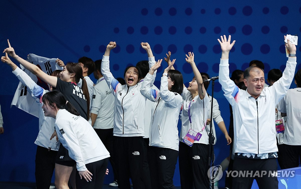 금메달 획득 순간 환호하는 한국 선수들.