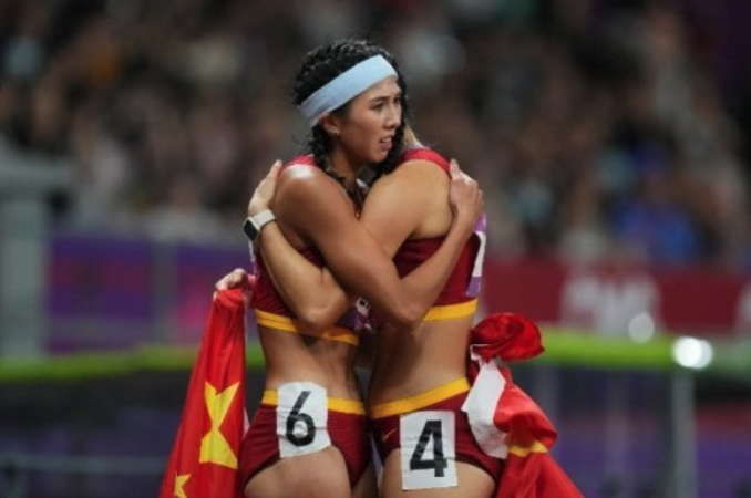 2022 항저우 아시안게임 육상 허들 100m 종목 결승전 직후 중국의 린위에이(좌)와 우옌니(우)가 포옹하고 있다. 사진=뉴스1