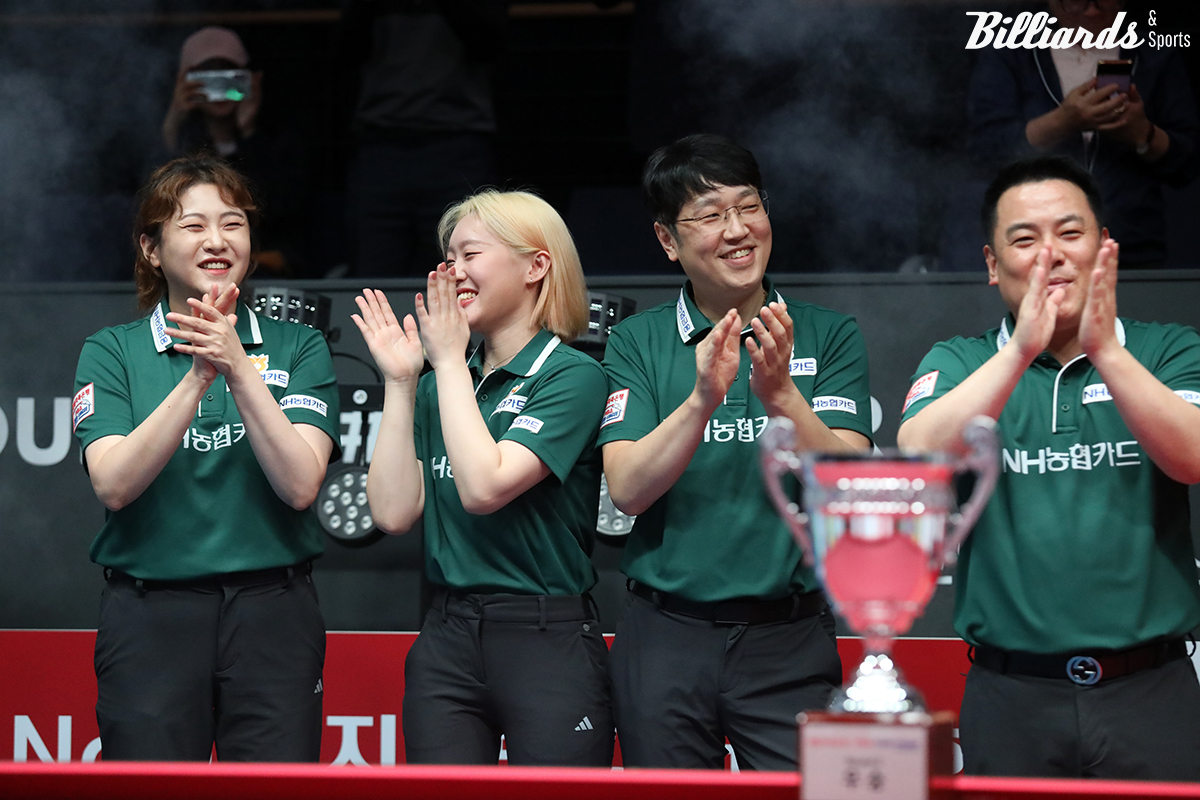 3라운드 우승 후 동료 선수 김보미의 MVP 선정을 축하해 주고 있는 김민아.