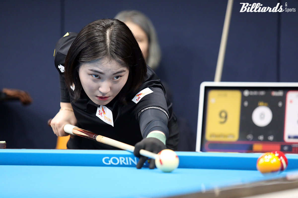 백민주처럼 2세트에서 아웃될 위기에 놓였던 강지은(SK렌터카)은 극적인 역전승을 거두며 8강에 올라왔다.