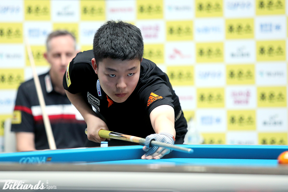 '2007년생' PBA 최연소 김영원(16)이 '휴온스 PBA 챔피언십' 128강에서 '휴온스 초대 챔프' 에디 레펀스(SK렌터카)를 세트스코어 3 대 1로 꺾고 승리를 거두며 최연소 승리 기록을 세웠다.   사진=고양/김민영 기자 