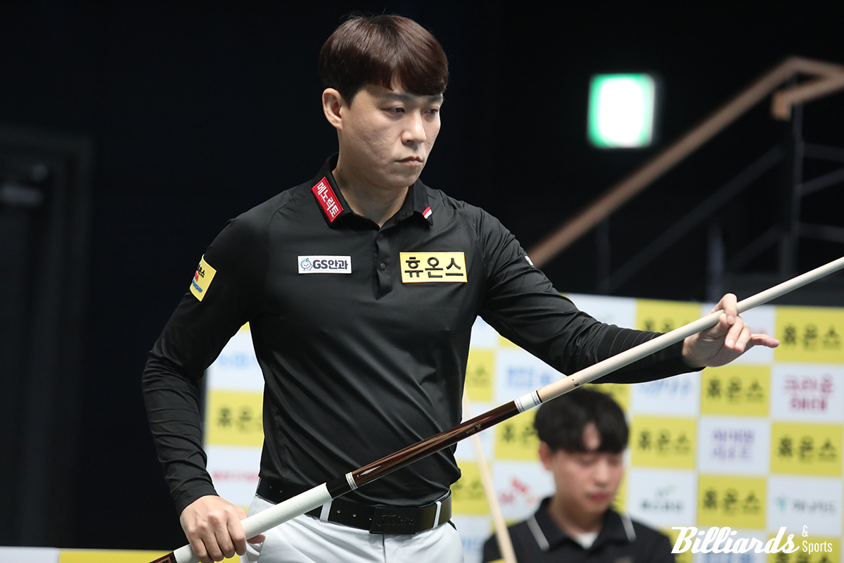 프로 데뷔 후 5차 투어 만에 첫 승을 달성한 최성원이 연달아 2승을 거두고 '휴온스 PBA 챔피언십' 32강에 올랐다. 사진은 정해창과 64강 대결 중인 최성원. 사진=고양/김민영 기자