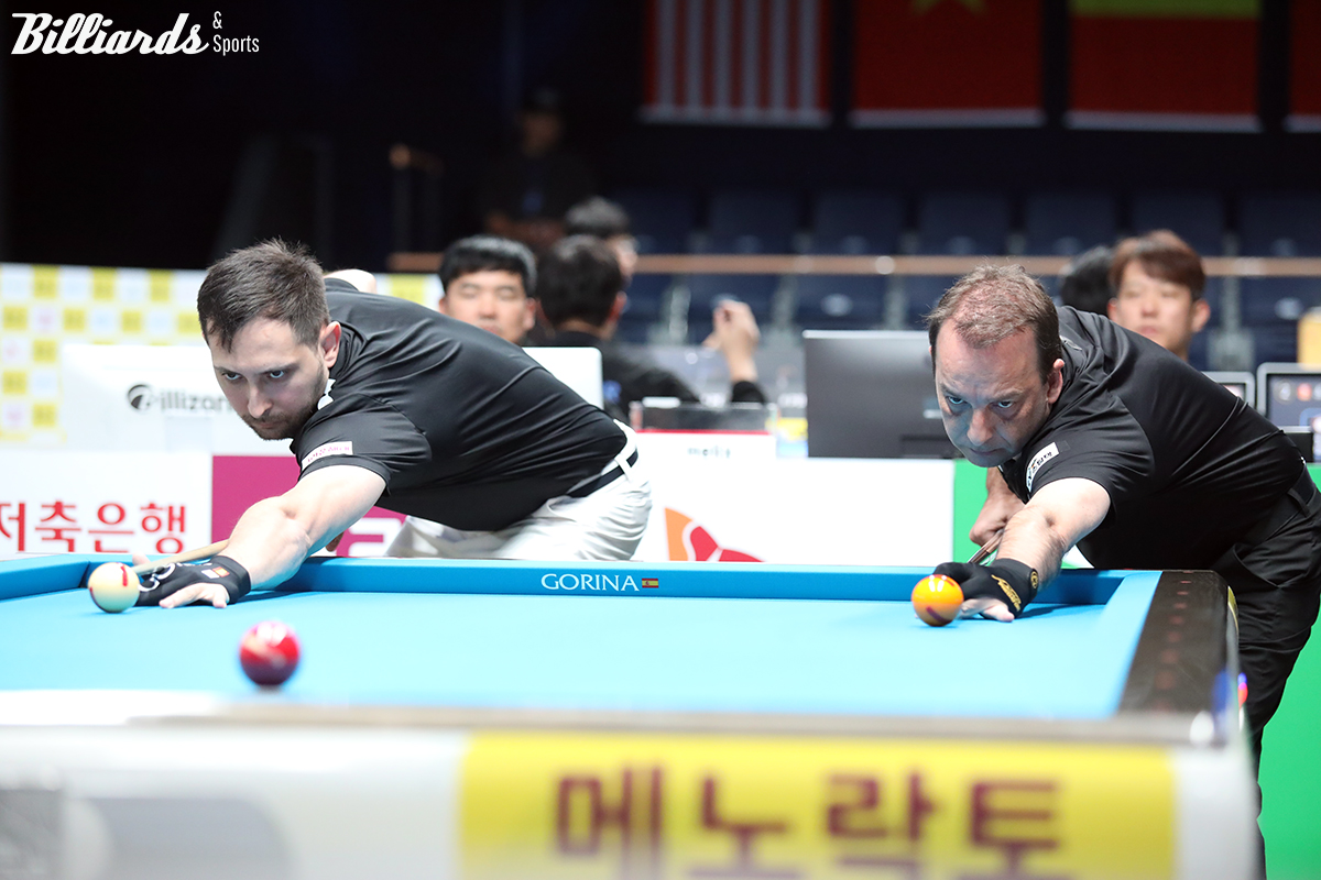 선구를 정하기 위해 뱅킹을 하는 두 선수.