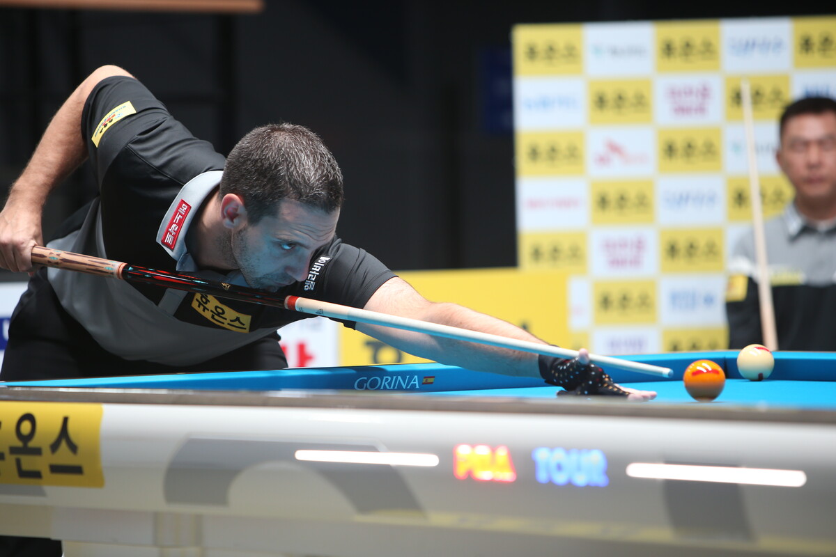 '퍼펙트가이' 하비에르 팔라존(휴온스)이 프로당구 시즌 5차 투어 '휴온스 PBA 챔피언십' 8강전에서 베트남의 마민껌(NH농협카드)을 꺾고 준결승에 진출했다.   사진=PBA 제공