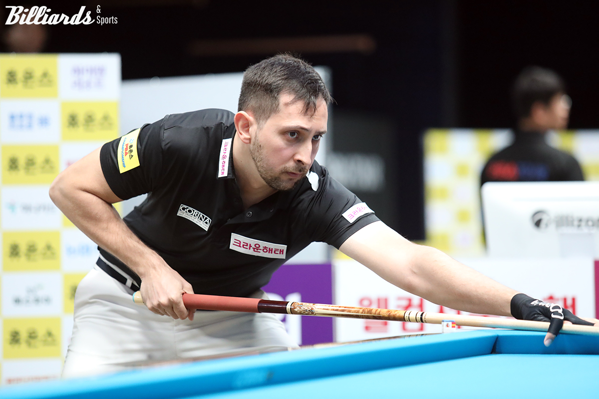 '4차 투어 우승자', '디펜딩 챔피언' 다비드 마르티네스(크라운해태)가 '휴온스 PBA 챔피언십' 8강전에서 한국의 엄상필(블루원리조트)을 세트스코어 3-1로 꺾고 준결승에 진출했다. 스페인은 하비에르 팔라존(휴온스)에 이어 마르티네스까지 준결승에 올라가며 사상 최초 준결승 세 자리를 넘보고 있다.   사진=고양/이용휘 기자