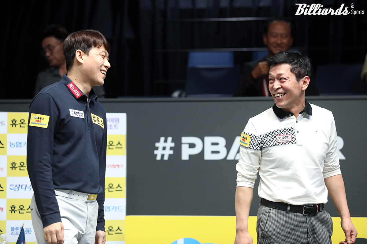 경기가 끝나고 서로를 격려하며 활짝 웃는 최성원과 박광열.