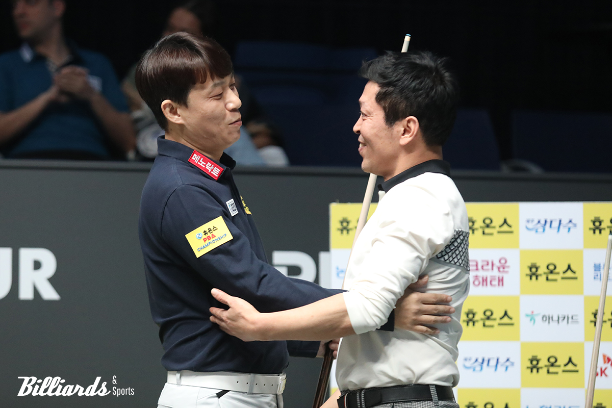 8강전 경기 후 환하게 웃으며 포옹하는 최성원과 박광열. 사진=고양/이용휘 기자