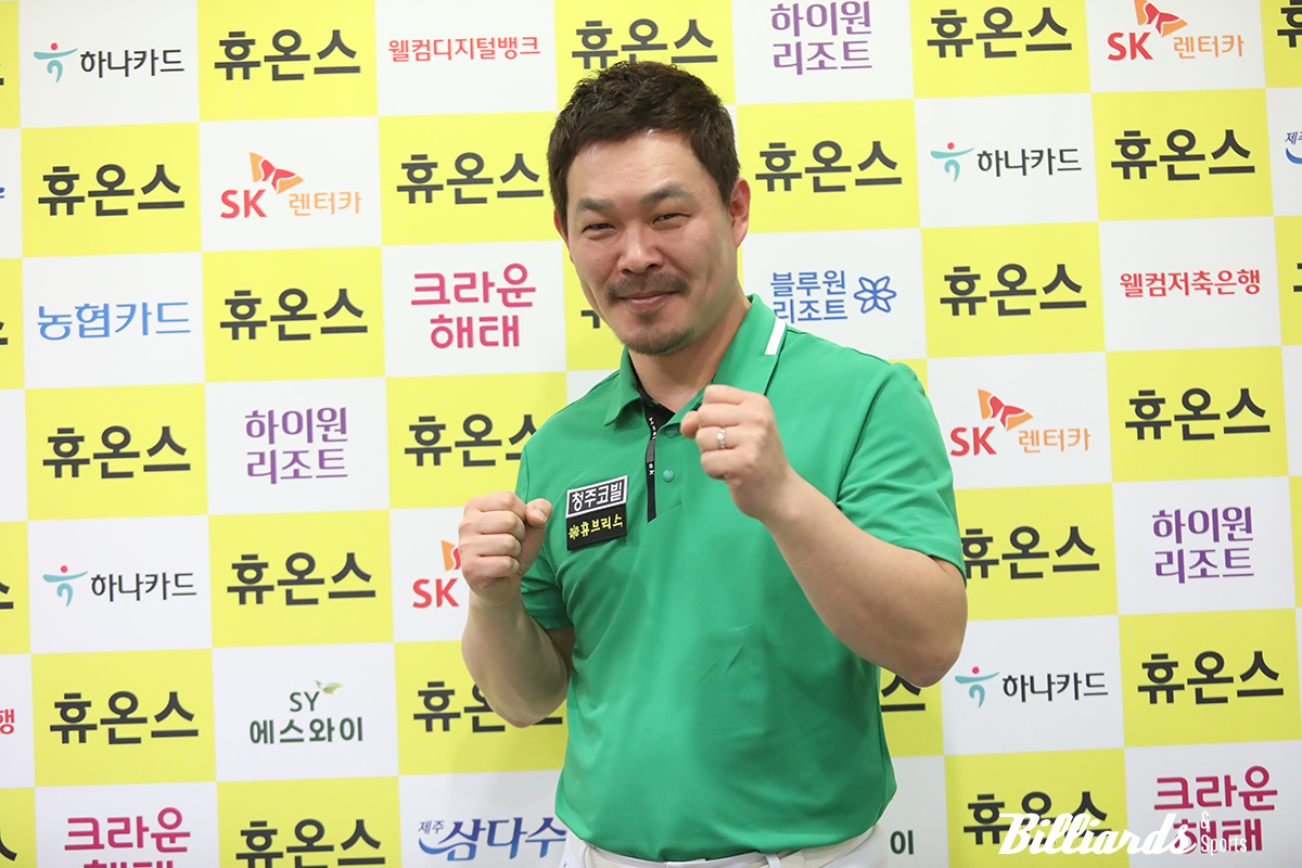 필리핀의 정치인이자 전 복싱선수 매니 파퀴아오를 닮았다는 말에 권투 선수처럼 포즈를 취하는 이상용. 사진=고양/이용휘 기자