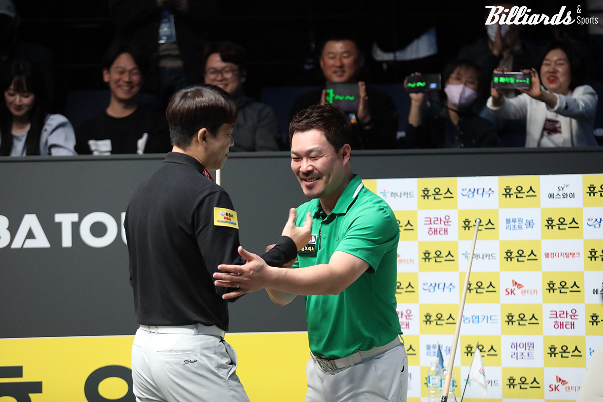 경기가 끝난 후 웃으며 인사하는 최성원과 이상용.