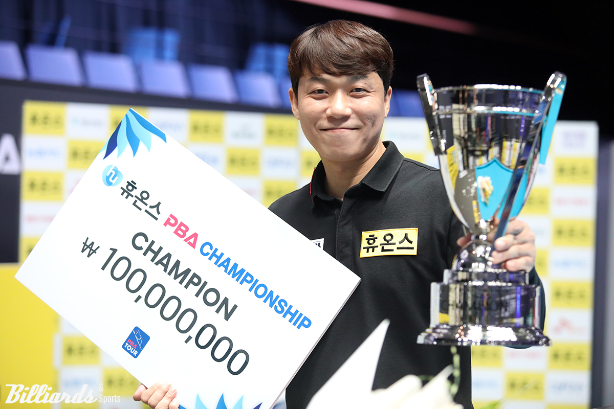 우승상금 1억원을 받은 최성원.