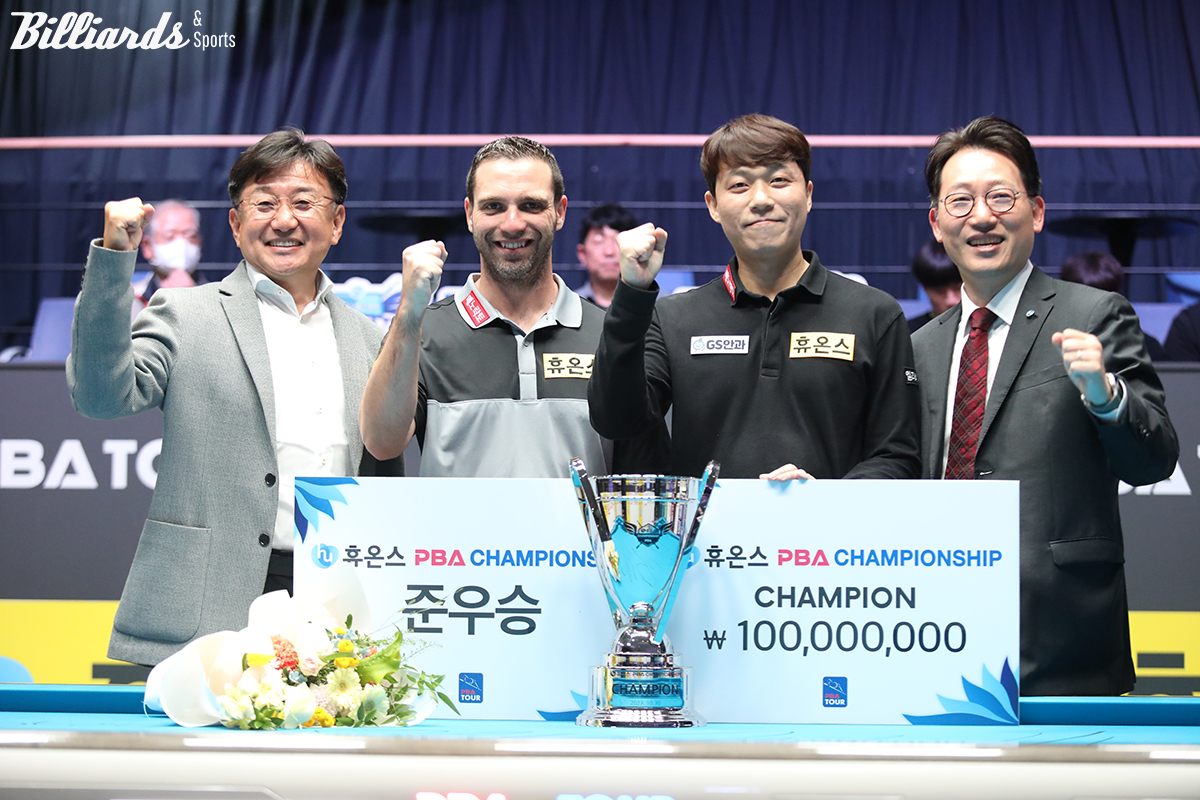 왼쪽부터 장상진 PBA 부총재, 준우승 하비에르 팔라존, 우승 최성원, 휴온스 윤상배 대표