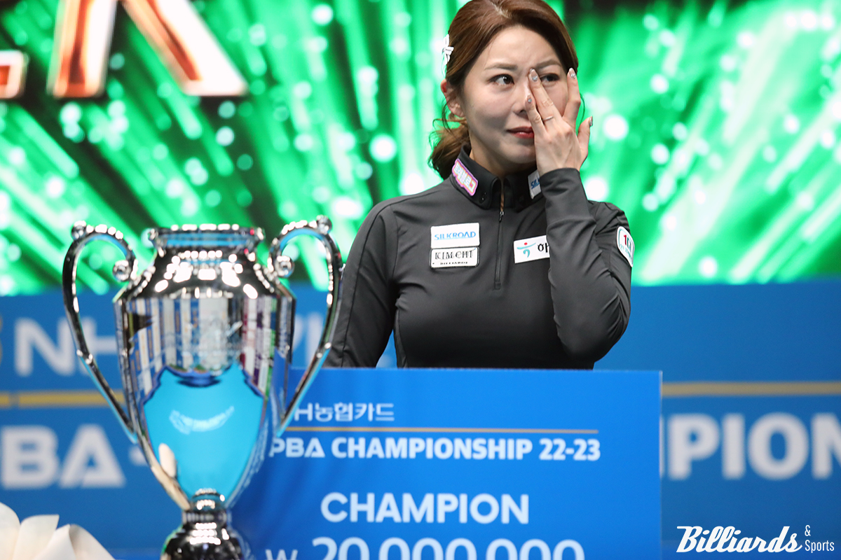 지난 시즌 6차 투어 'NH농협카드 LPBA 챔피언십' 대회 중 할머니가 돌아가신 김가영(하나카드)은 슬픔을 감추고 경기에 출전해 우승을 차지했고, 할머니의 영정 앞에 마침내 우승트로피를 바쳤다.   사진=빌리어즈앤스포츠 DB