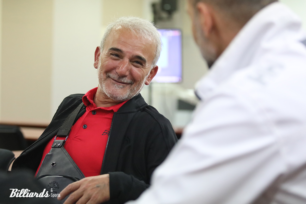 인터뷰 도중 통역으로 도움을 주는 세미 사이그너를 보며 미소 짓고 있는 아드난 윅셀. 사진=고양/이용휘 기자