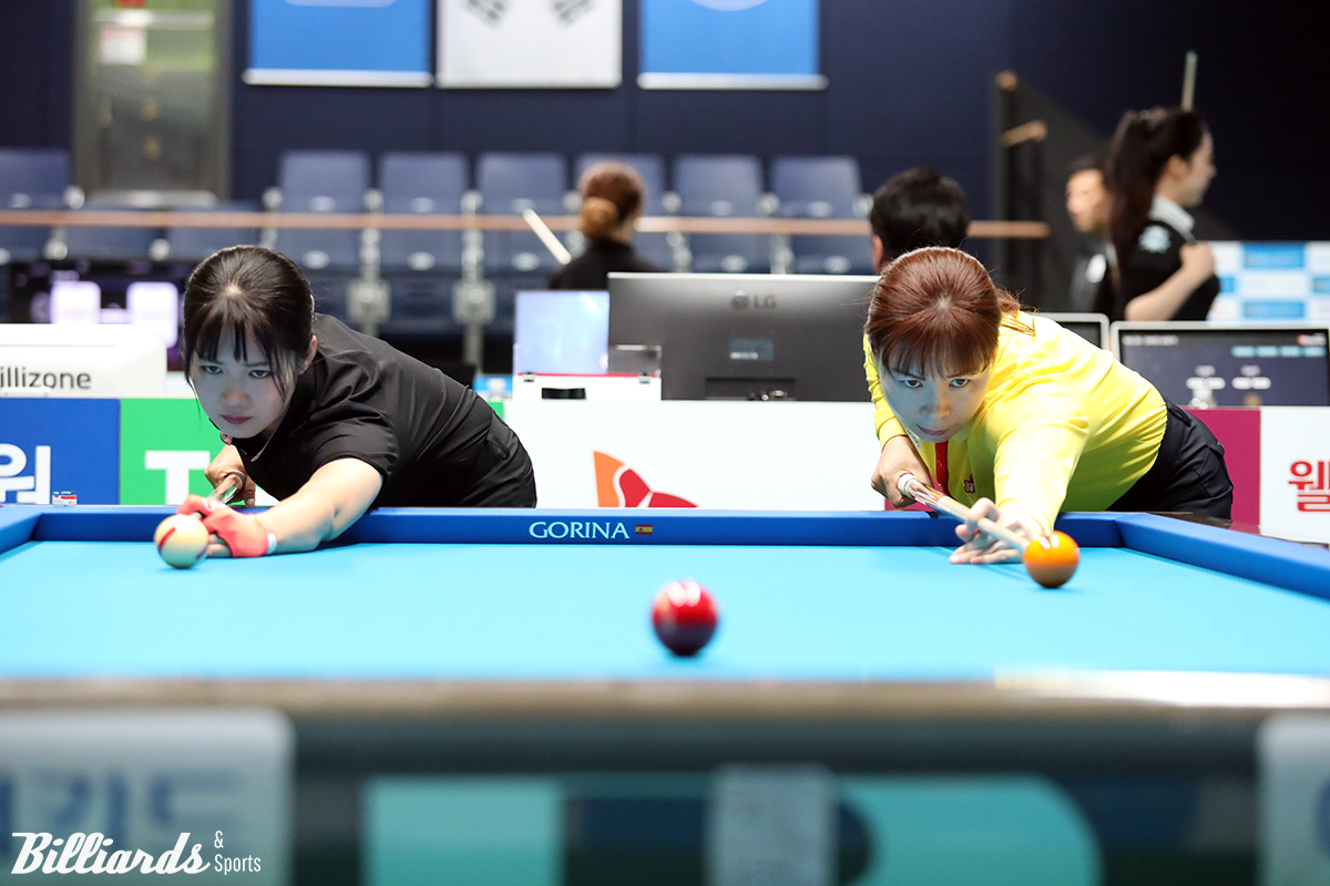 LPBA 데뷔 첫 경기에서 뱅킹하는 이신영과 상대 선수 김정미.