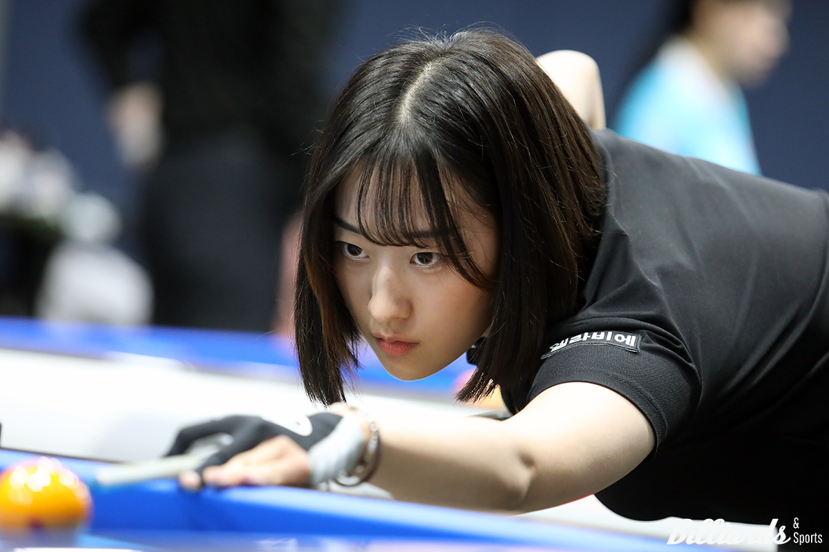 '슈퍼루키' 장가연(휴온스)이 여자 프로당구 6차 투어 'NH농협카드 LPBA 챔피언십' 64강전에서 같은 팀 전애린(휴온스)을 꺾고 32강에 진출했다.   사진=고양/이용휘 기자