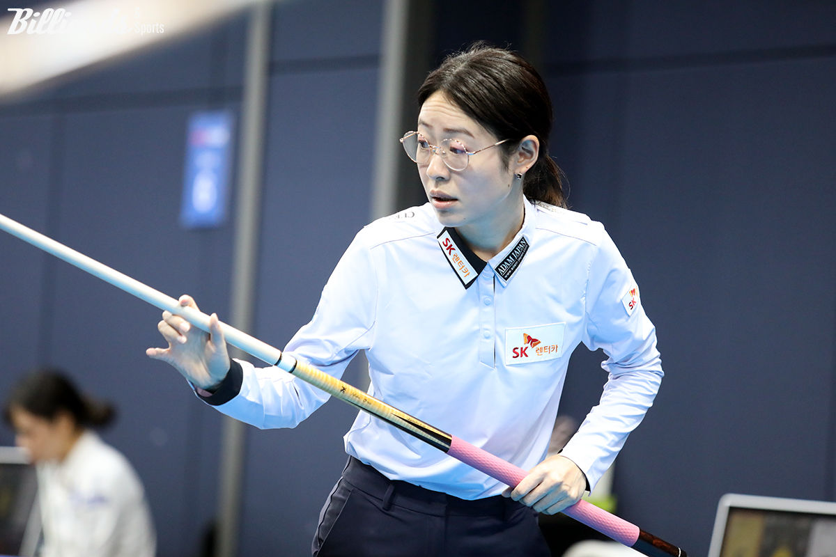 1세트 막판에 두 차례 세트포인트 공격이 아슬아슬하게 빗나가면서 최혜미에게 공격 기회를 준 히다.