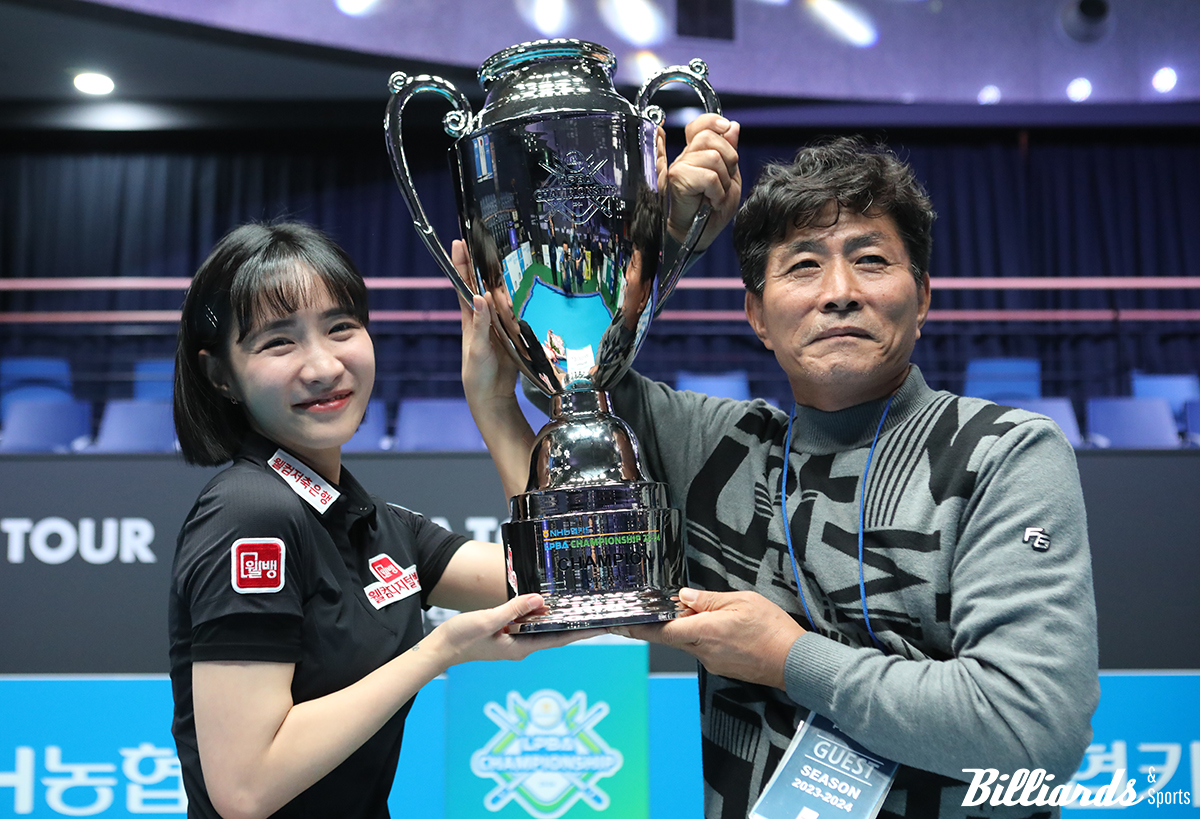 아버지와 함께 트로피를 들어 올린 최혜미. 사진=고양/이용휘 기자