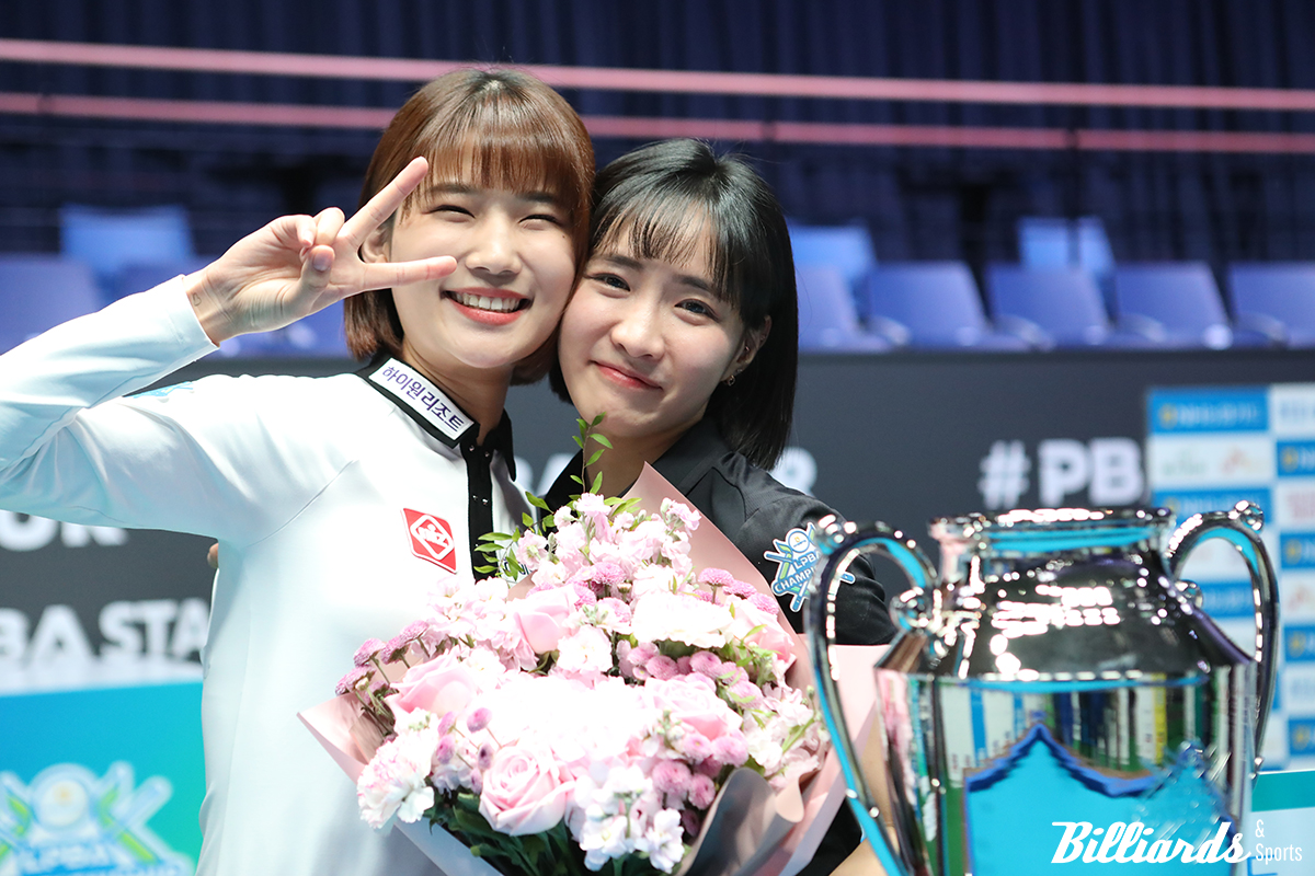 웰뱅톱랭킹상을 받은 용현지(하이원리조트)의 축하를 받는 최혜미. 사진=고양/이용휘 기자