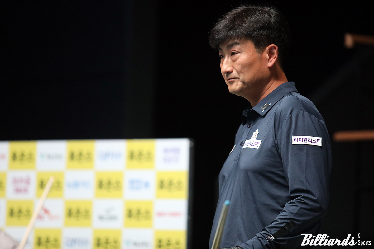 이충복(하이원리조트)이 PBA 투어 첫 승리에 6번째 도전한다. 이번 상대는 강동궁(SK렌터카). 이충복이 팀리그 3라운드에서 퍼펙트큐를 터트리며 승리했던 강동궁을 상대로 첫 승리를 거둘 수 있을지 주목된다.  사진=빌리어즈앤스포츠 DB