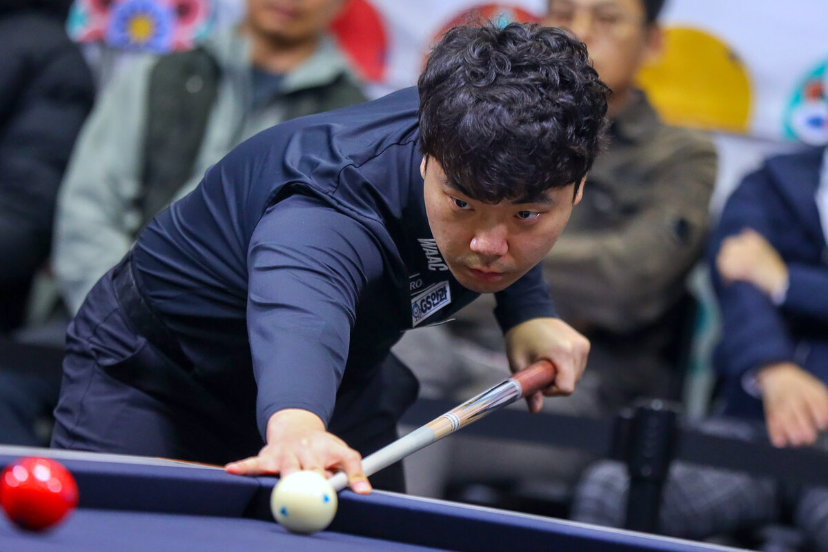 김행직(전남)은 첫 경기에서 15이닝 만에 40:27로 박수영(강원)에게 승리하며 애버리지 2.666을 기록했다.