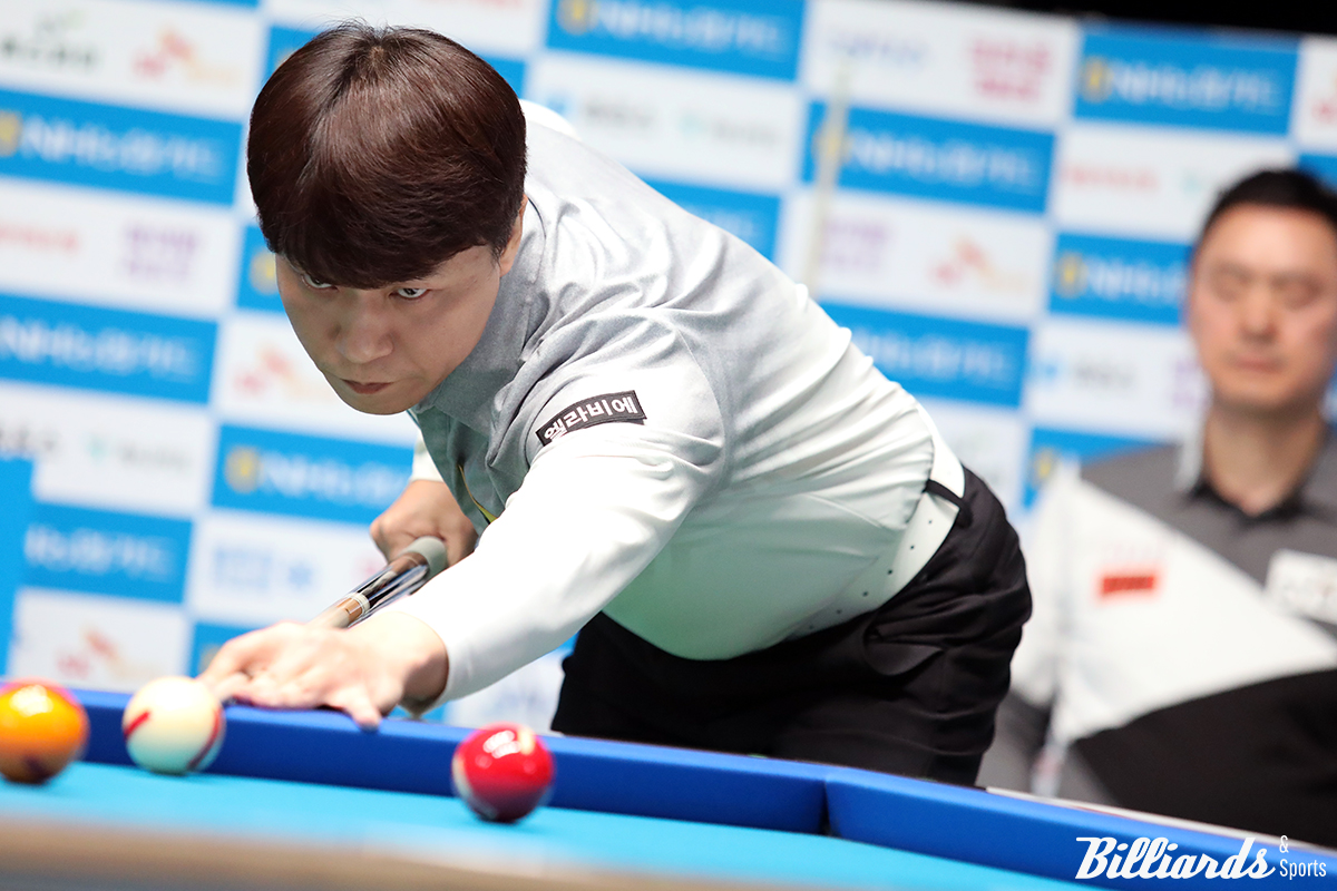 '3쿠션 세계선수권자' 최성원(휴온스)이 'NH농협카드 PBA 챔피언십' 16강전에서 '아시안게임 금메달리스트' 황득희(에스와이)와 벌인 '레전드 매치'에서 세트스코어 3-1로 승리를 거두고 8강에 진출했다.   사진=고양/이용휘 기자