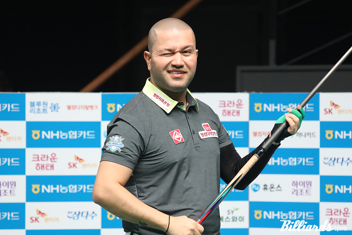 8강전에서 응오딘나이를 3-0으로 꺾고 준결승 진출을 확정한 비롤 위마즈가 관객석을 향해 윙크를 하고 있다. 사진=고양/이용휘 기자