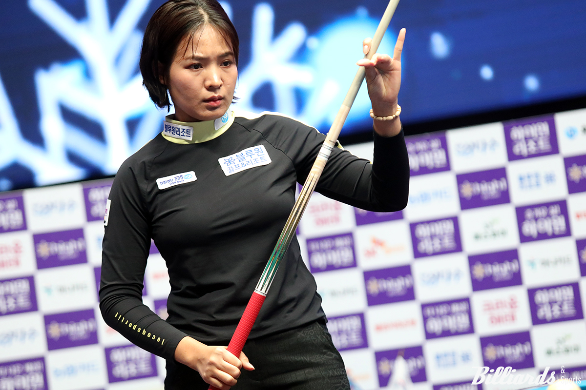 'LPBA 제왕' 스롱 피아비(블루원리조트)가 '하이원리조트 LPBA 챔피언십' 64강전에서 애버리지 1.043을 기록하며 23이닝 만에 24:10으로 최보람을 꺾고 첫판 탈락의 사슬을 끊고 32강에 진출했다.   사진=정선/이용휘 기자