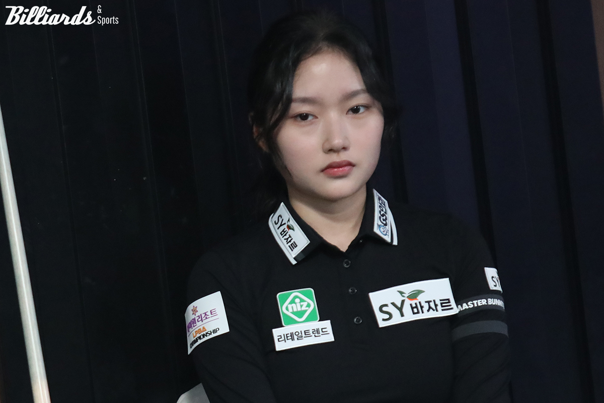 한지은은 1이닝에서 영상판독 후 득점이 무효된 악재가 있었지만, 2이닝에 곧바로 2-7 연속타에 이어 5이닝에서 2점을 마무리하고 11:2로 1세트를 이겼다.