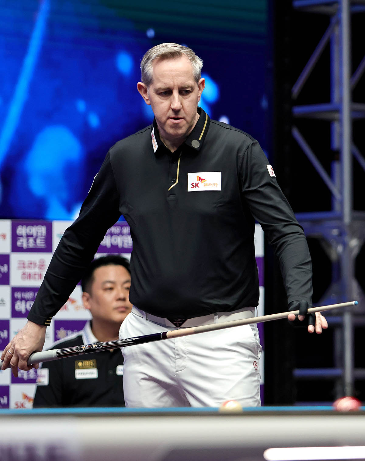 기자가 레펀스를 처음 본 것은 99년경 처음 기자를 시작했을 때 선배 기자가 쓴 인터뷰 기사였다. 그는 마르티네스나 사파타보다 어린 나이에 이미 세계 반열에 올라서 있었다. 시기도 3쿠션 역사상 가장 많은 실력자들이 동시에 나온 때여서 20대 중반에 레펀스의 활약상이 외신에 보도되기도 했다.