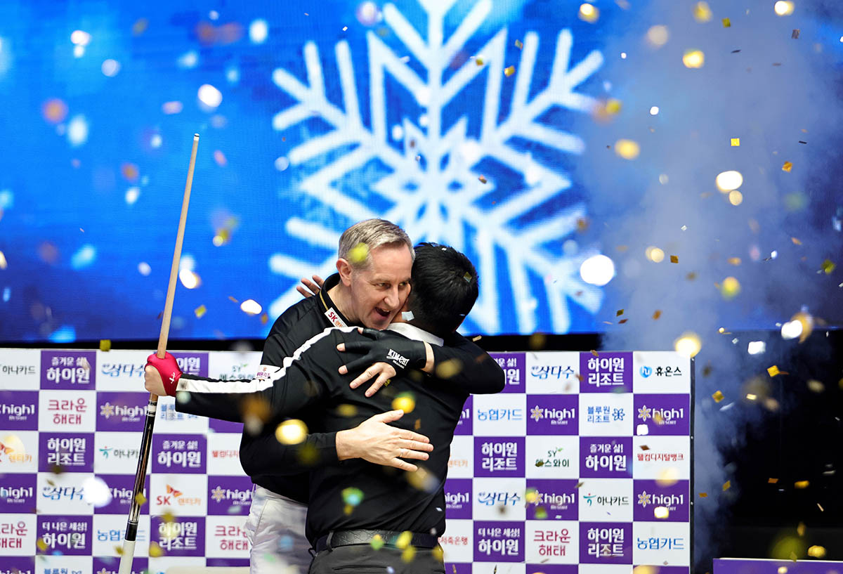 이번 결승전에서 패한 레펀스가 조재호의 우승을 축하해주는 모습. 40년 연륜의 원숙함이 또 하나의 감동을 연출했다.