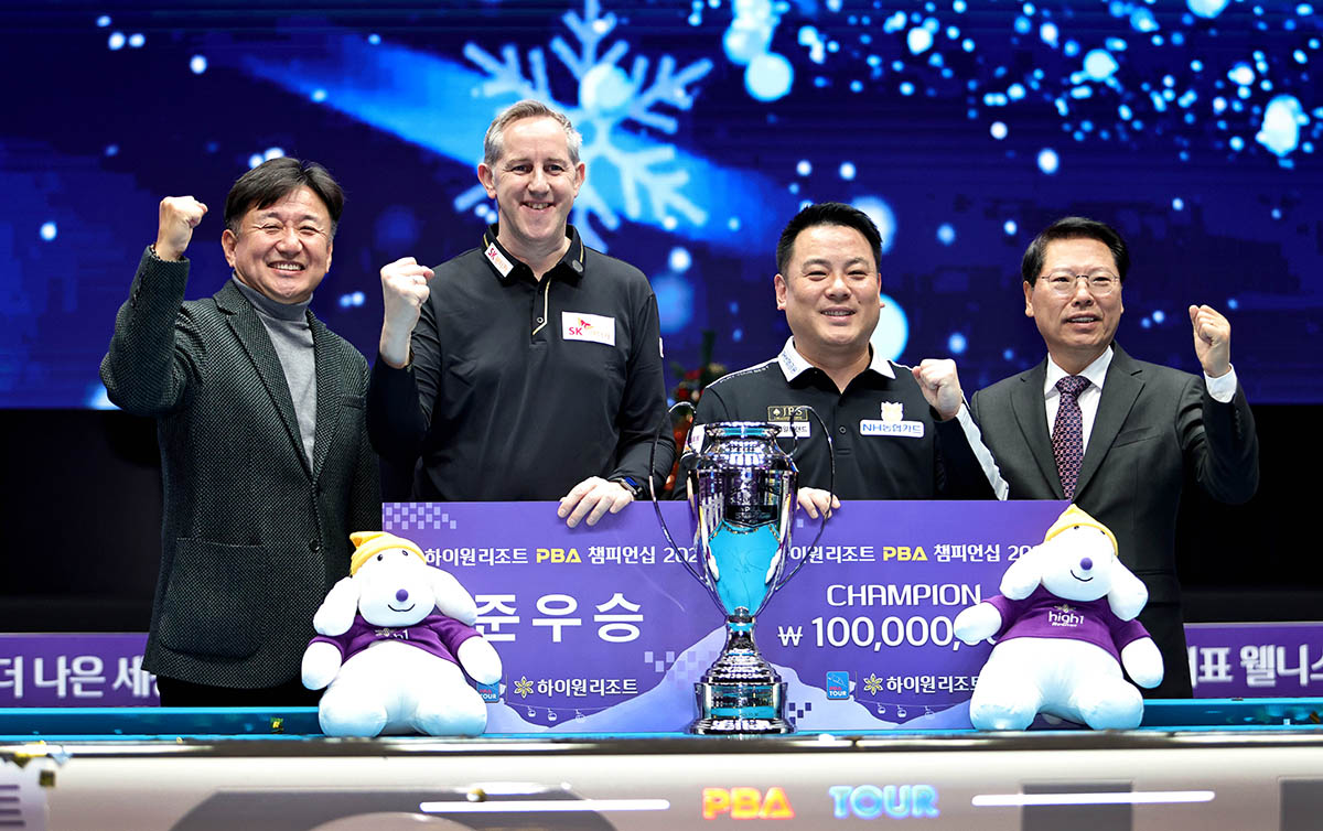 아쉽게 세 번째 결승 도전에서 준우승에 그친 레펀스와 우승자 조재호, 그리고 PBA 장상진 부총재(왼쪽), 하이원리조트 이삼걸 대표이사.