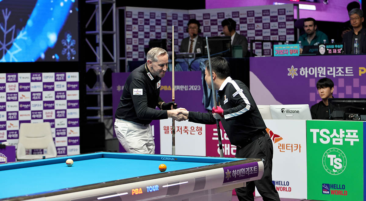 결승전 뱅킹 전에 악수를 나누는 레펀스와 조재호.