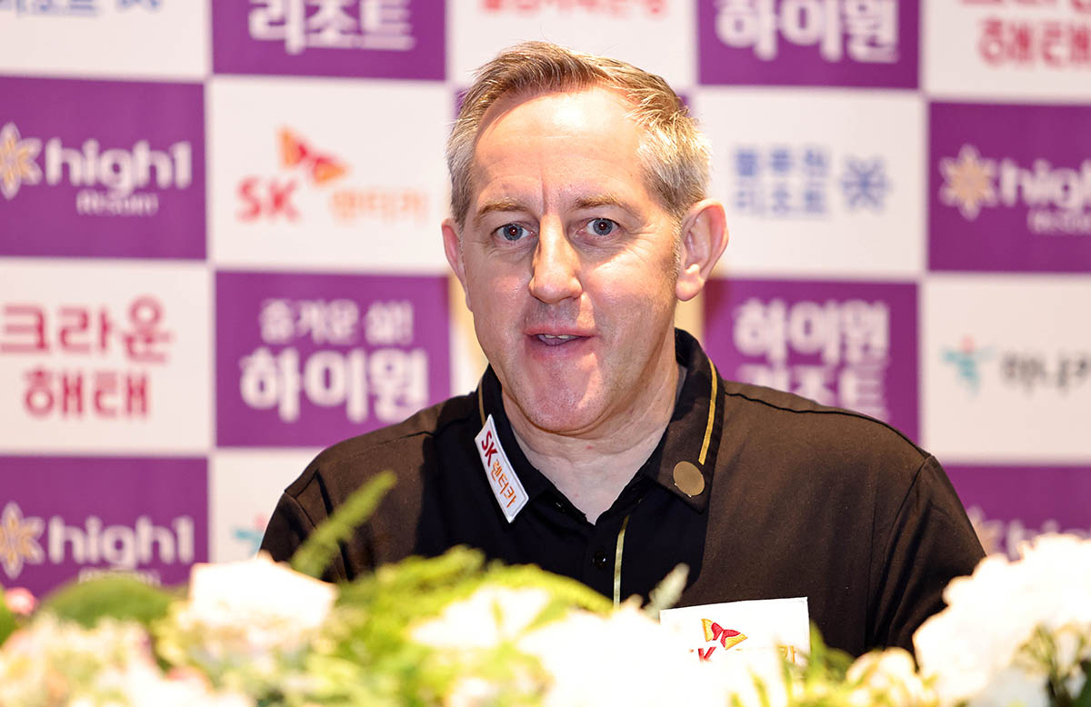 결승전 후 미디어룸에서 기자들과 인터뷰를 하고 있는 레펀스.