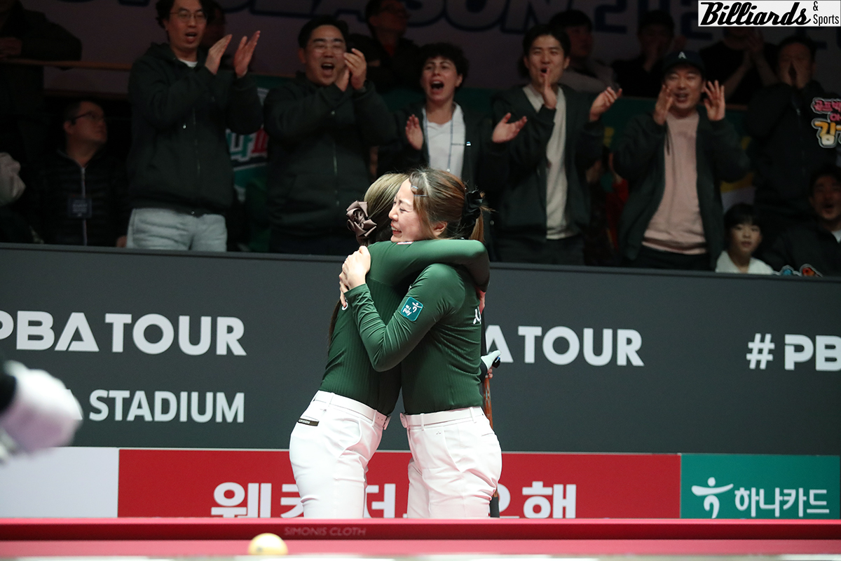 1차전 2세트에서 승리한 김가영과 사카이 아야코(일본)가 포옹을 하고 있다.