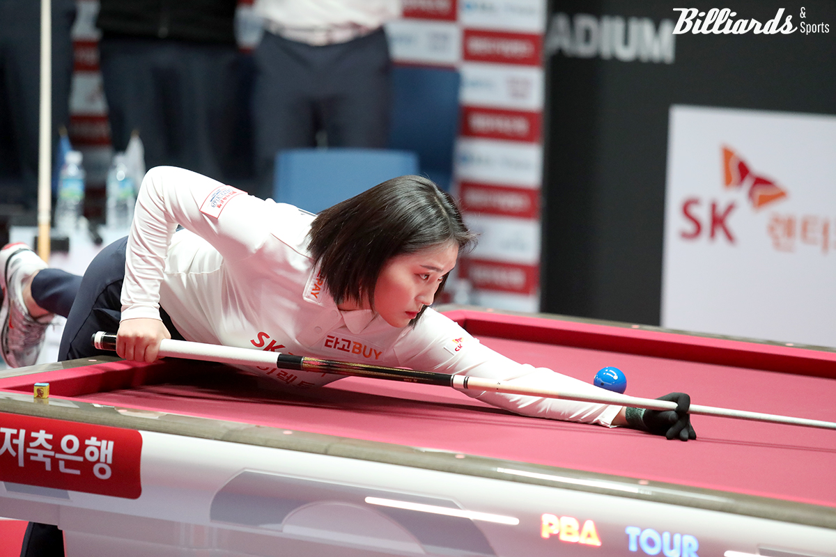 1차전 세트포인트에서 아깝게 졌던 강지은은 2차전에서는 김가영을 꺾고 팀의 승리를 견인했다.