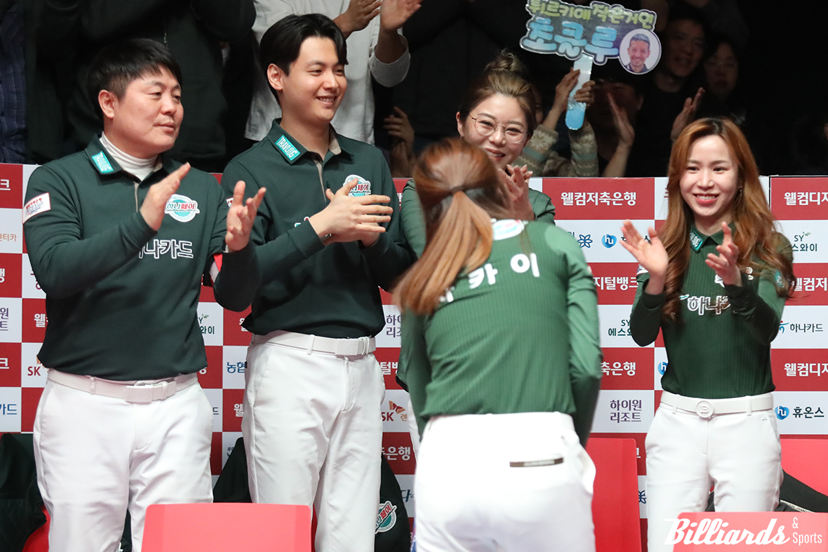 김진아가 사카이 아야코와 무라트 나지 초클루가 4세트에서 승리하자 박수를 보내고 있다.