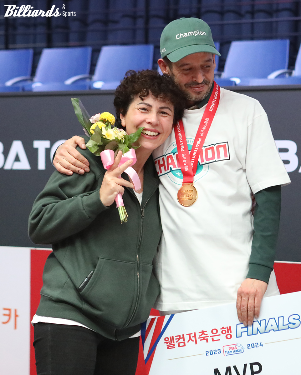 MVP로 선정된 초클루와 부인 에멜 초클루.