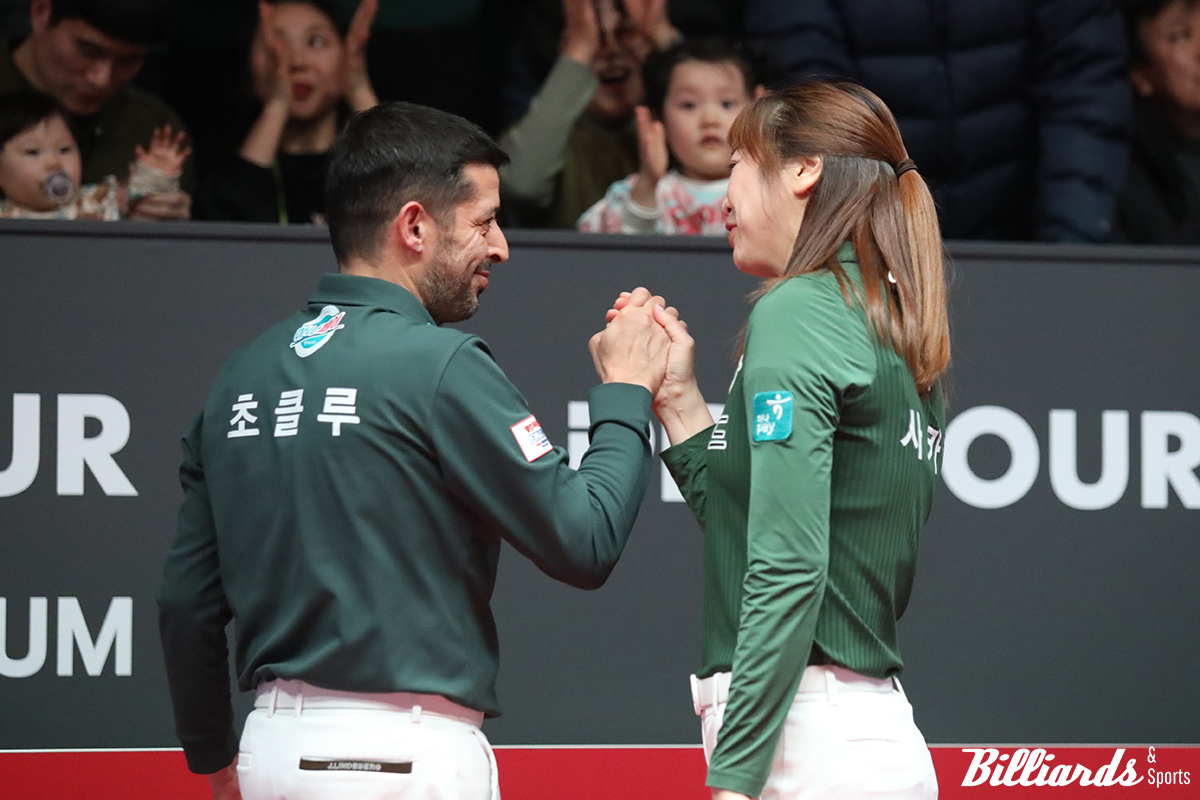 4세트 승리 후 기쁨을 나누는 초클루와 사카이.